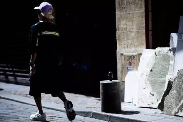 城内的人迷茫城外的人慌张,城里的人不懂城外人的快乐