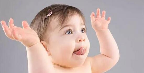 孩子老是伸舌头是上火了吗,2岁宝宝老是伸舌流口水