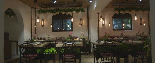 这位当过服装设计师的餐厅老板,搬了一座巴黎花园到餐厅,女孩们