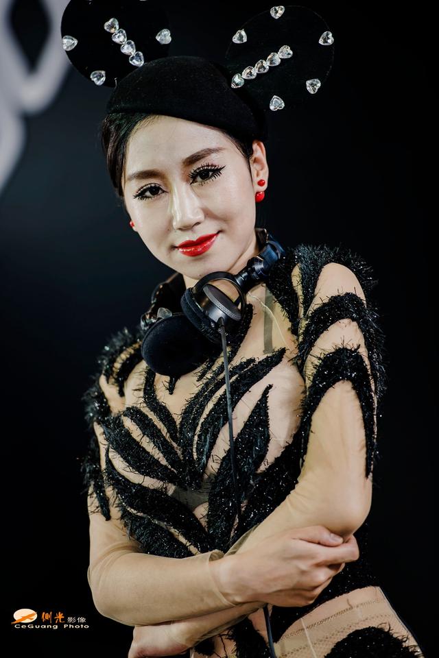 中原车展：清纯车模皮肤白皙诱万人空巷