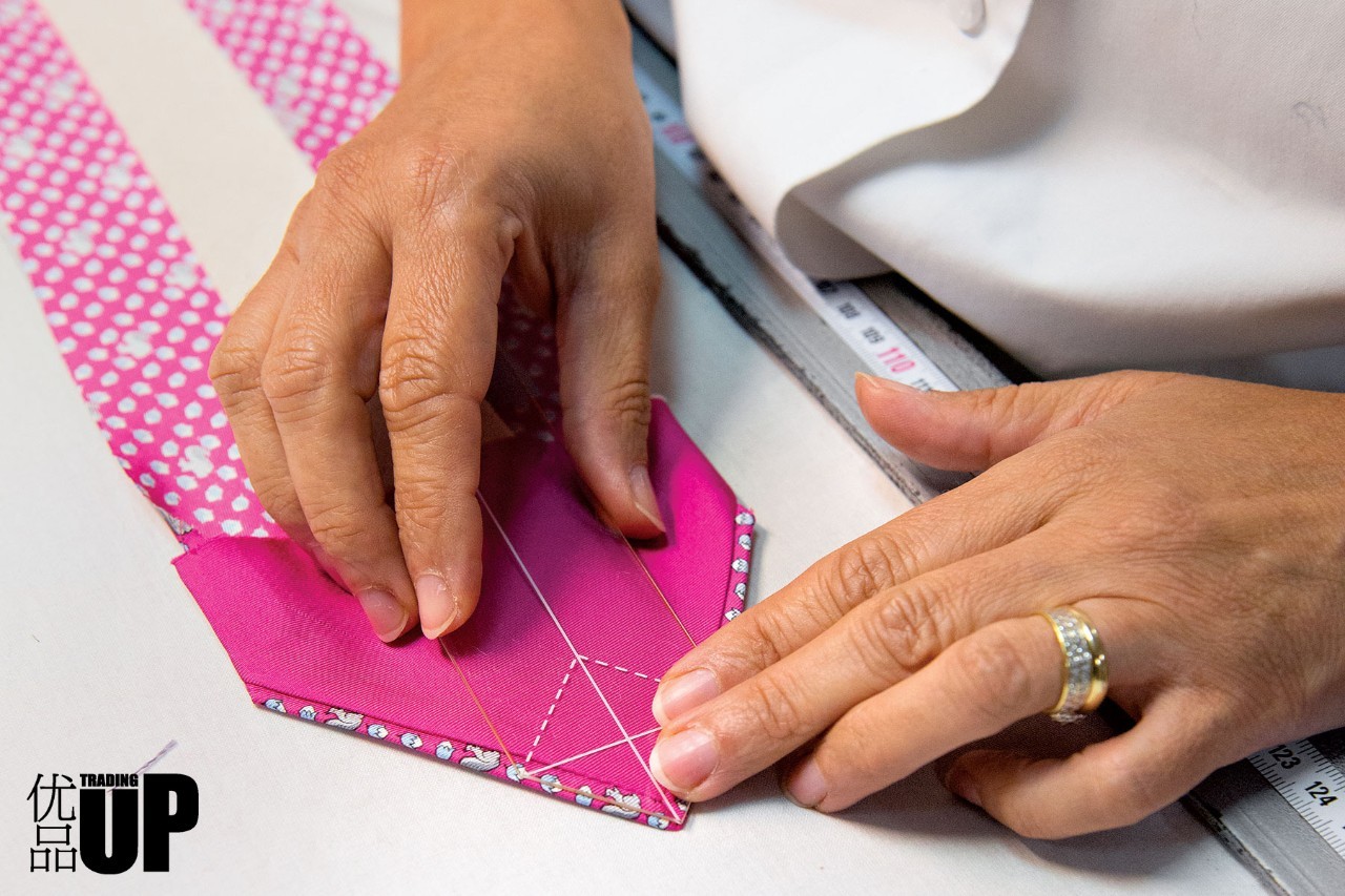 是时候该羡慕一下男士风尚传统了,毕竟绅士们连领带都可以定制