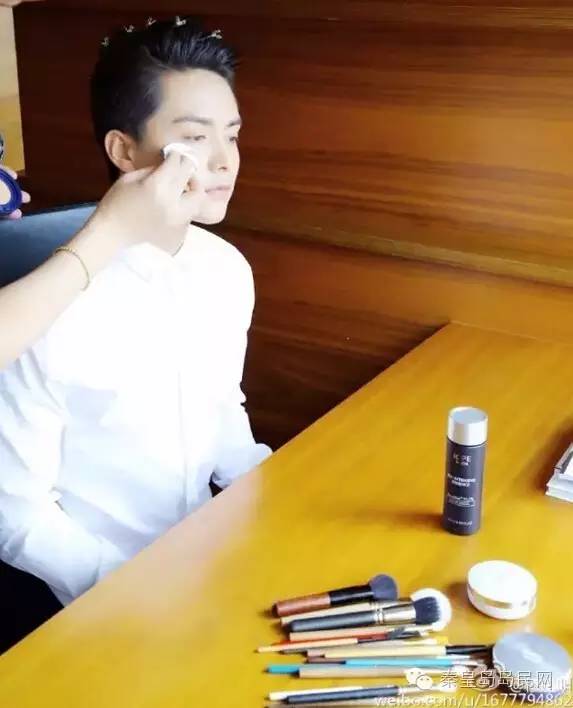 明星同款化妆台推荐,很多大牌护肤品梳妆台