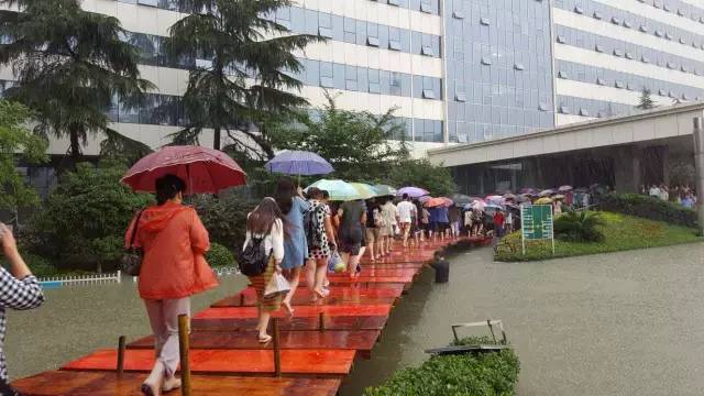 致敬暴雨时守护我们的人,致敬在暴雨中的坚守