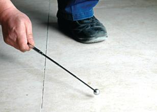 地面潮湿发霉有什么办法解决,墙角地面湿了怎么回事