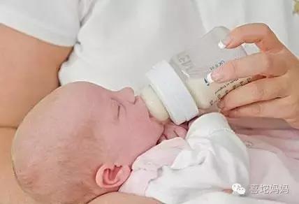 新生儿吐奶怎样拍嗝,新生儿总是吐奶应该怎么拍嗝