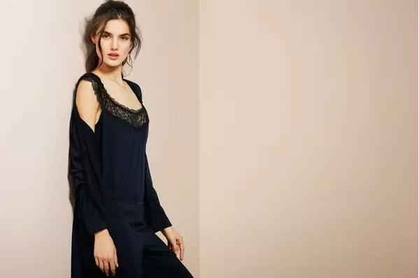 如何选情侣内衣,四件不同颜色的内衣让男朋友选