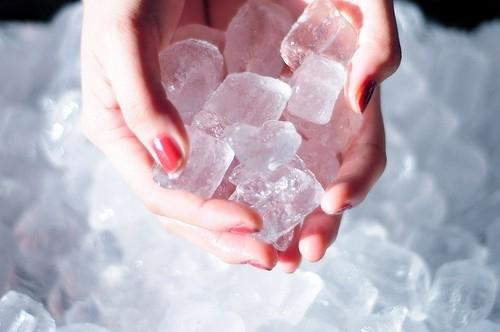 哪项不能作为中暑的处理方法,出现中暑的症状时不正确的做法