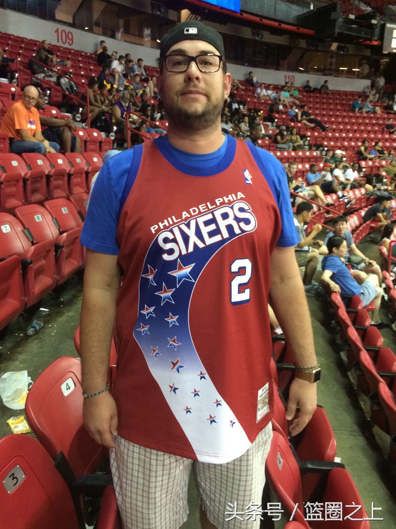 球迷也是风景线！夏季联赛场边出现了14件另类球衣！