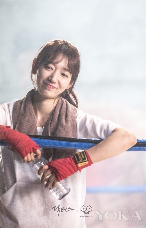 朴信惠中长内扣发型,朴信惠的短发发型