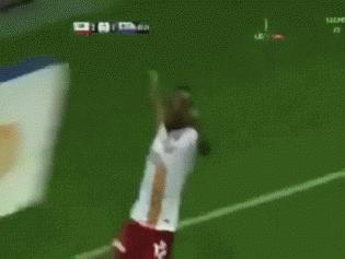 进球庆祝抓草皮吃被红牌罚下,庆祝进球之后被队友打