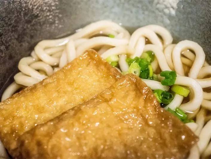 夏天来碗清凉的凉拌乌冬面,三伏天吃一碗热汤面真爽