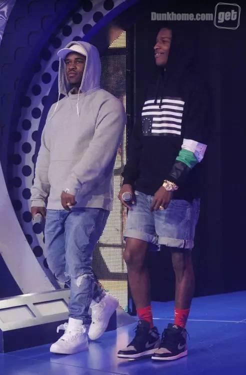 现在流行穿大白袜子,今年春季流行袜子外露