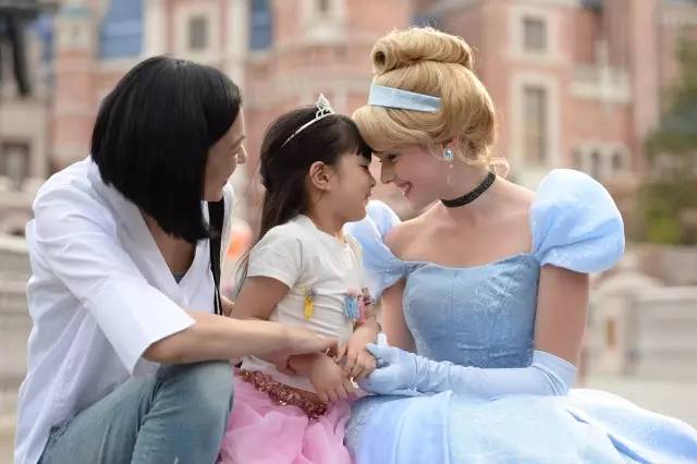 迪士尼开学典礼小朋友入园,上海迪士尼满月