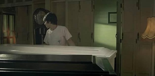 亲吻爱抚别人的新娘遭报应，这爱情来得有点重口惊悚