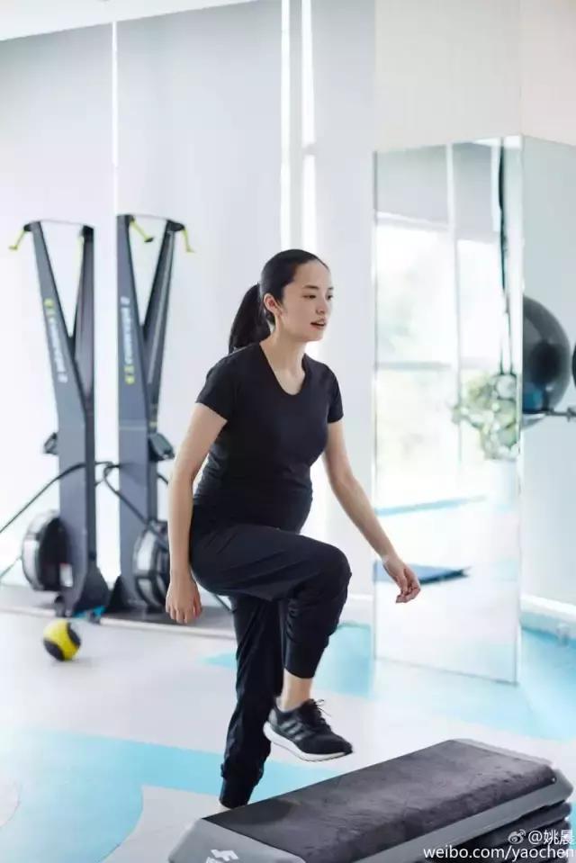 姚晨挺着大肚子锻炼身体,姚晨大秀身材