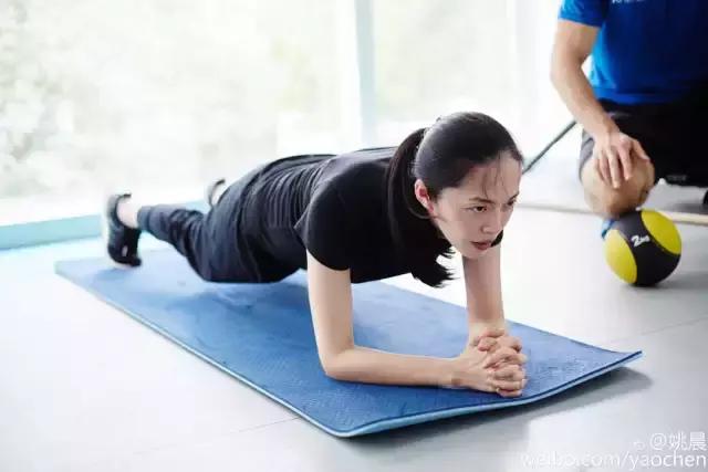 姚晨挺着大肚子锻炼身体,姚晨大秀身材
