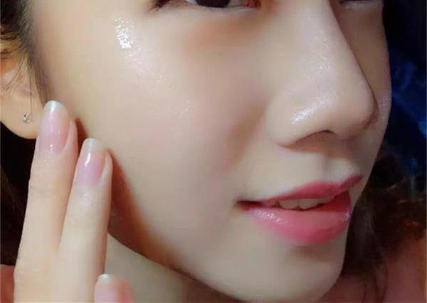 脖子上的痘痘反复发作,一个地方痘痘反复发作