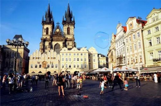 我说：成都是国际购物天堂，你服不？咱从退税讲起...