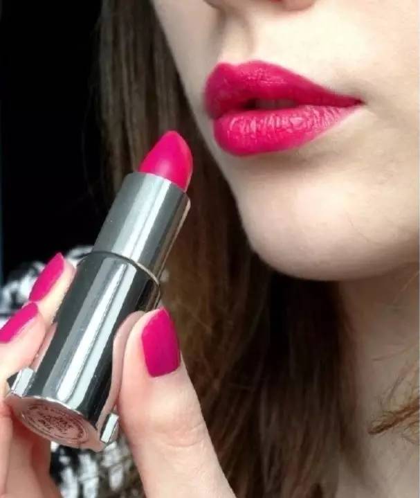 世上没有什么事情是一只口红不能解决的！如果有，那就是两只！