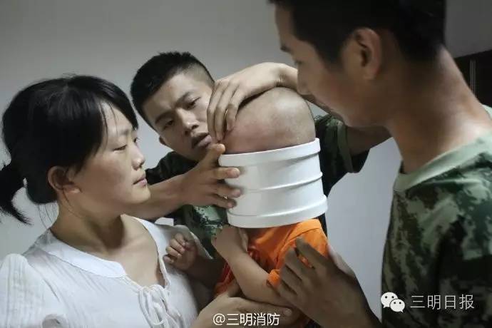 一熊孩子玩水管反被水管卡住,福建三明熊小孩