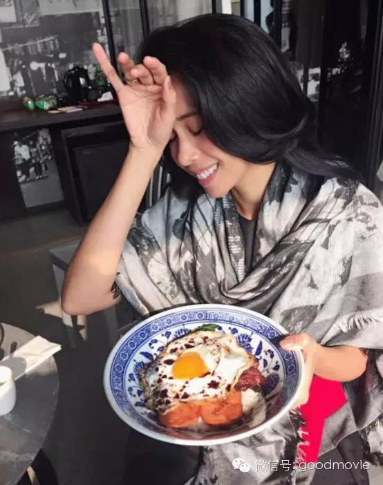 她曾与梁朝伟相恋6年,曾与周星驰合作多部电影