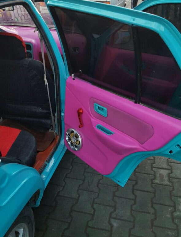 这可能是史上最艳丽的夏利，车主的心是粉嫩的