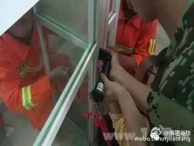 一熊孩子玩水管反被水管卡住,福建三明熊小孩