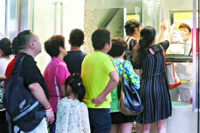 刷爆朋友圈的网红小吃，你吃过了吗！酷暑排队就为吃到它们！