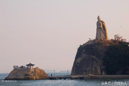 这座小岛群山环绕,海上最美小岛