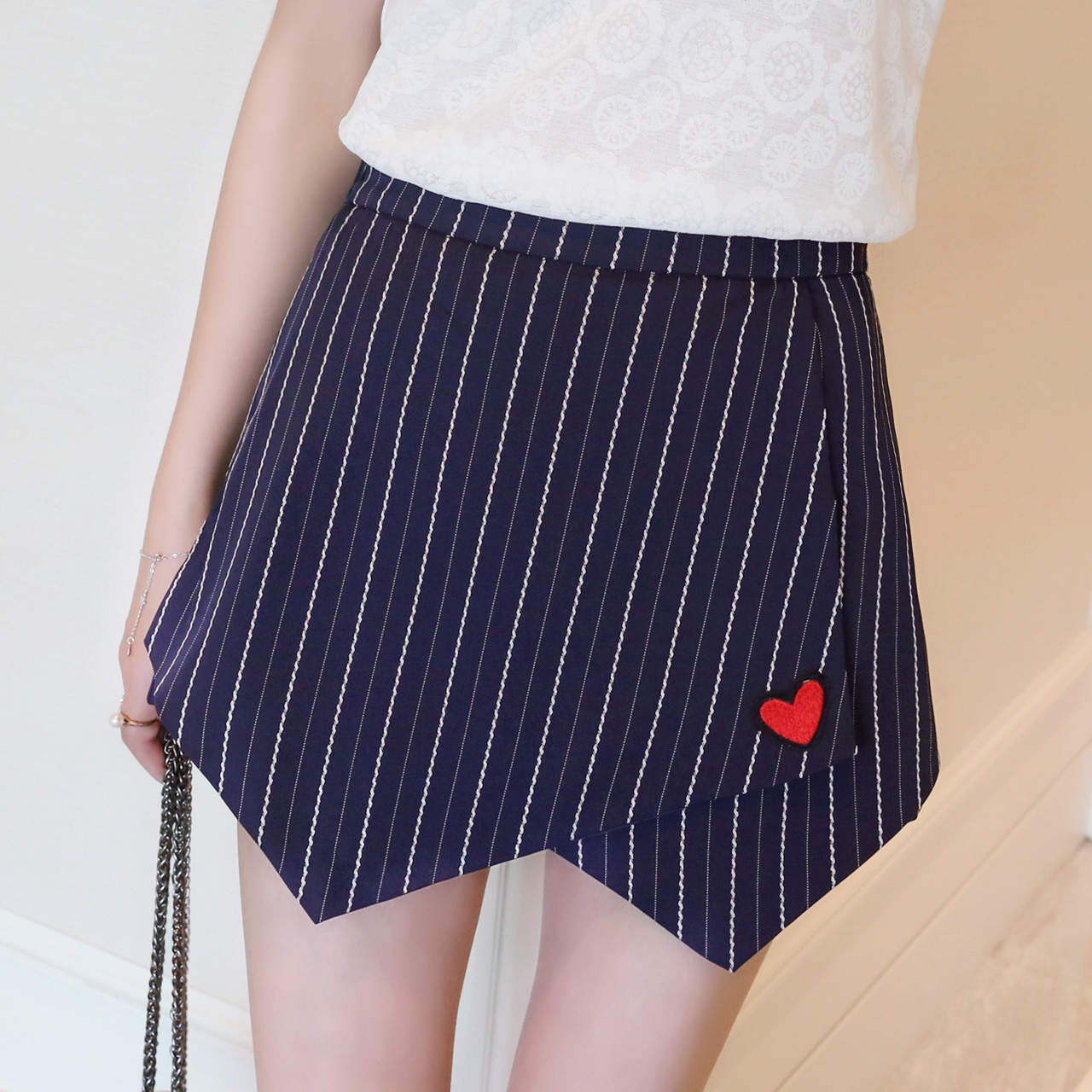 夏天大腿根内侧磨红磨肿了怎么办,大腿内侧被内裤磨红了用什么药膏