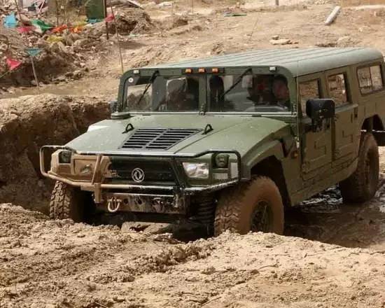 退伍老兵敬礼军车鸣笛感动想哭,中国军队老军车