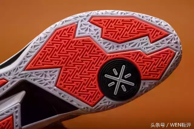 李宁篮球鞋碳板防滑减震,李宁篮球鞋包裹好耐磨减震