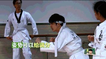 鹿晗踢足球我去上学啦,我去上学啦鹿晗体育课踢足球