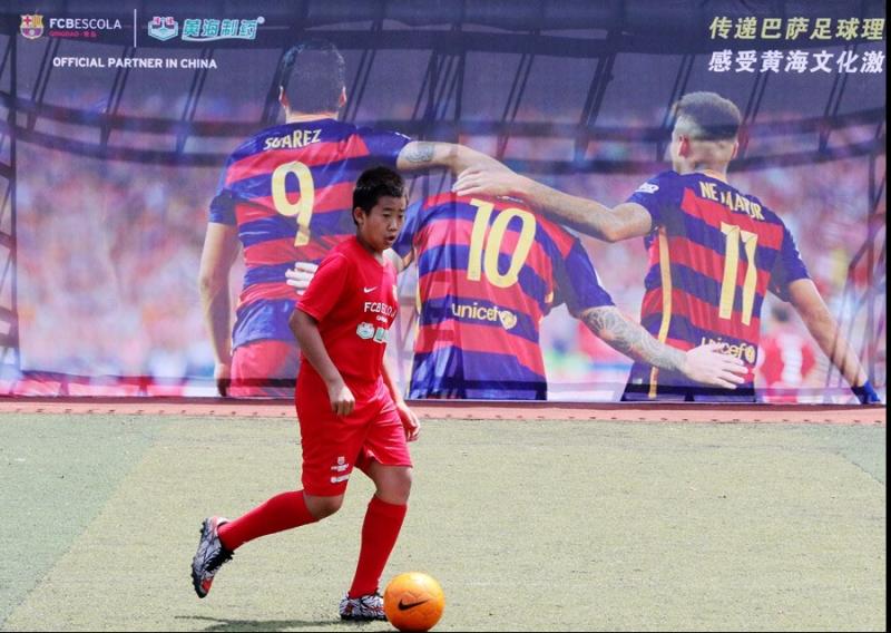 他们因梅西而结缘足球，中国足球名宿之子也爱巴萨