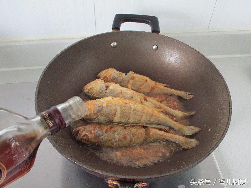 煎鱼掉皮怎么继续做红烧鱼,煎鱼怎么不粘锅不掉皮红烧