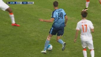 足球场上尴不尴尬场面,足球场上的尴尬时刻