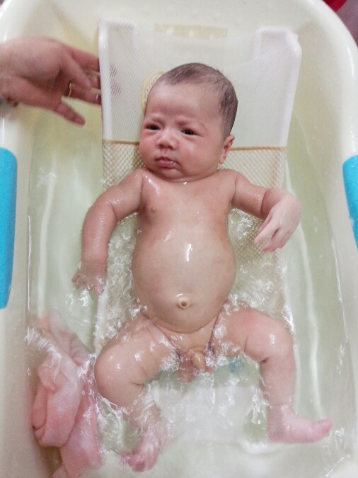 好奇肚子里的宝宝,宝宝有个圆圆的肚子是什么原因