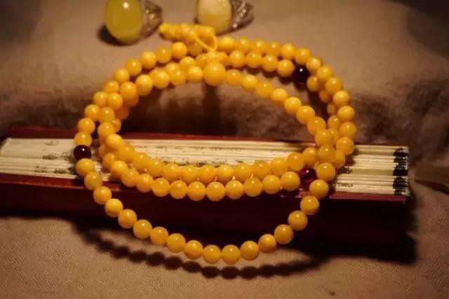 最简单直接的鉴别蜜蜡真假的方法,欧洲回流深红色老蜜蜡的鉴别方法