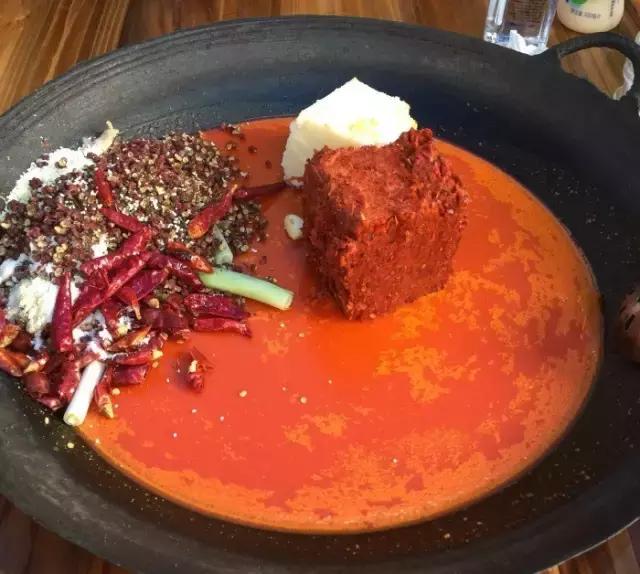 招牌都没有！开在厕所边！5家脏乱差的“黑店”门口却有一排豪车