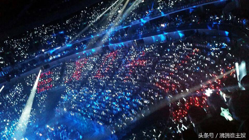 TF三周年各家粉丝花海应援？来学习下EXO粉丝如何花海变银海