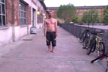 别人都光着,这货穿了个裤衩,嗯,一定是搓澡的!