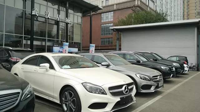 怪事丨砸全款现金竟买不了奔驰车?!