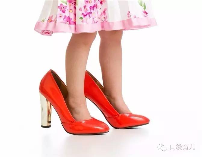 小孩穿了大人的袜子会得脚气吗,宝宝穿袜子闷会得脚气吗