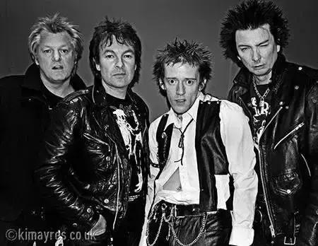 汪峰为啥爱穿皮裤,汪峰为什么钟爱皮裤