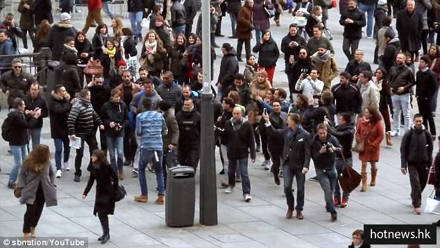 C罗扮成游民在街上踢球把妹还被拒绝