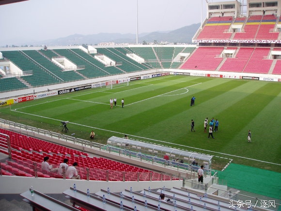 中国足球怎么发展？专业的球场只有可怜的五座！