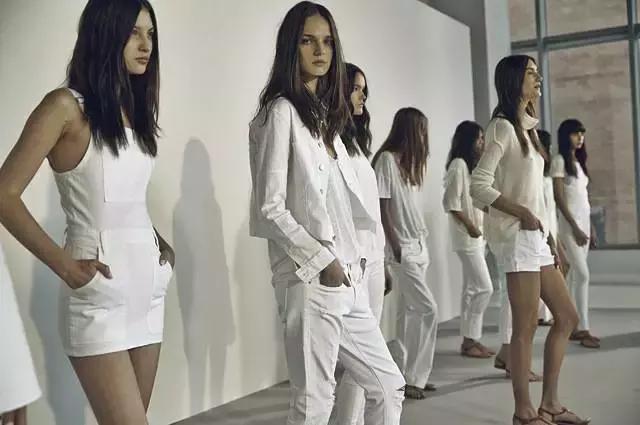 这个牌子的牛仔裤请给我来一打!