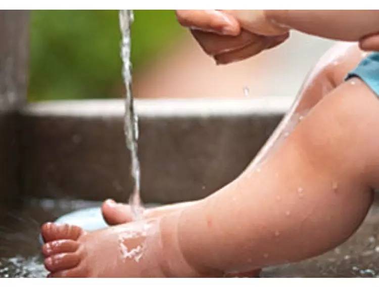 一周半宝宝被烫伤怎么办,宝宝被烫伤正确的处理方法