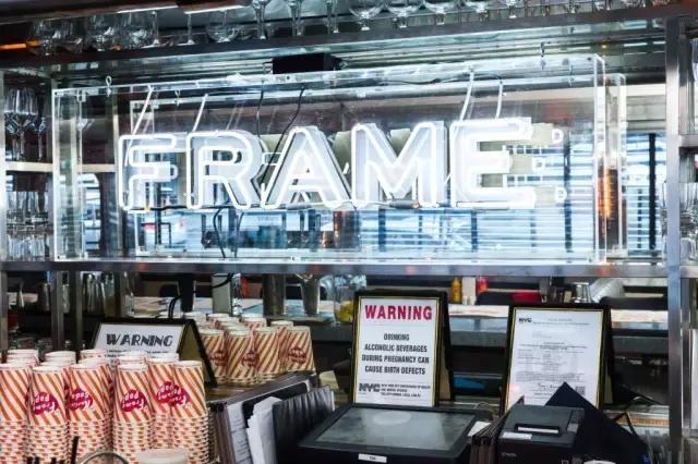 这个牌子的牛仔裤请给我来一打!