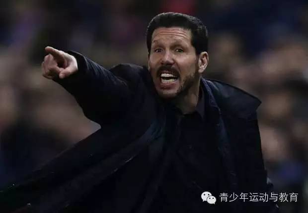 足球训练营冬训校园足球,扎根绿茵青训的“孩子王”外教